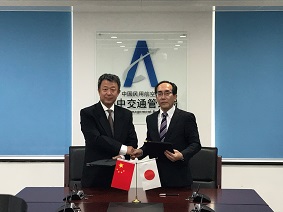 協議を終え覚書への署名　（左）シェ局長（右）飯嶋部長