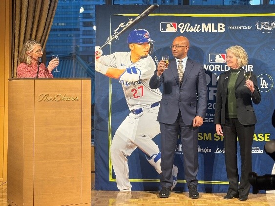 左から、ブランド USAジャッキー・エニス バイスプレジデント、リチャード・ギャンブル・シカゴ観光局暫定社長兼CEO、キャサリン・スミス・ロサンゼルス観光局シニアバイスプレジデント