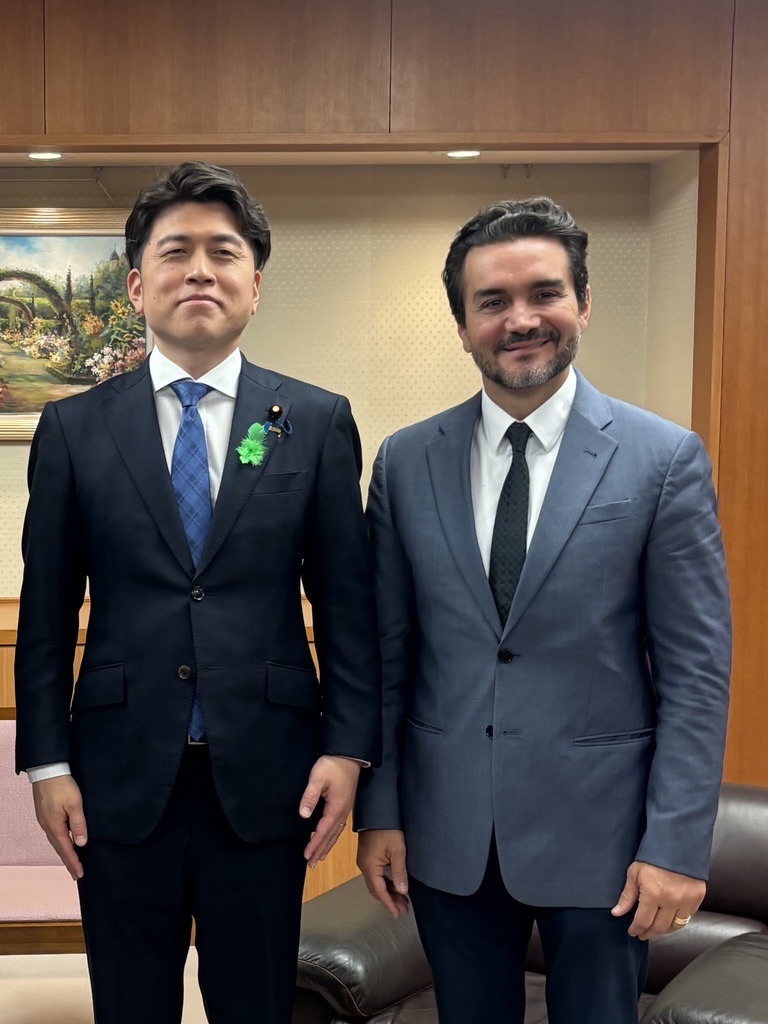 中野大臣（左）、サビーノ観光大臣（右）