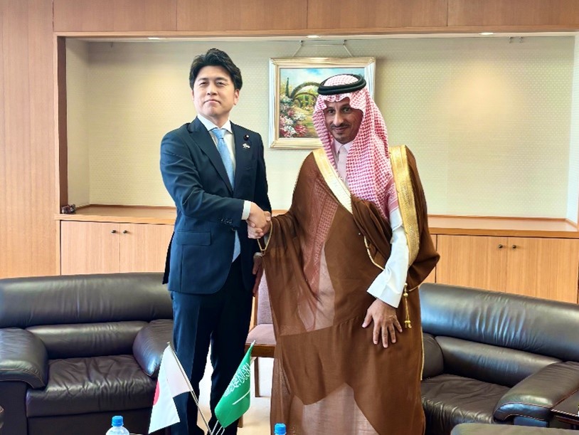 アル・ハティーブ観光大臣（右） 、中野大臣（左）