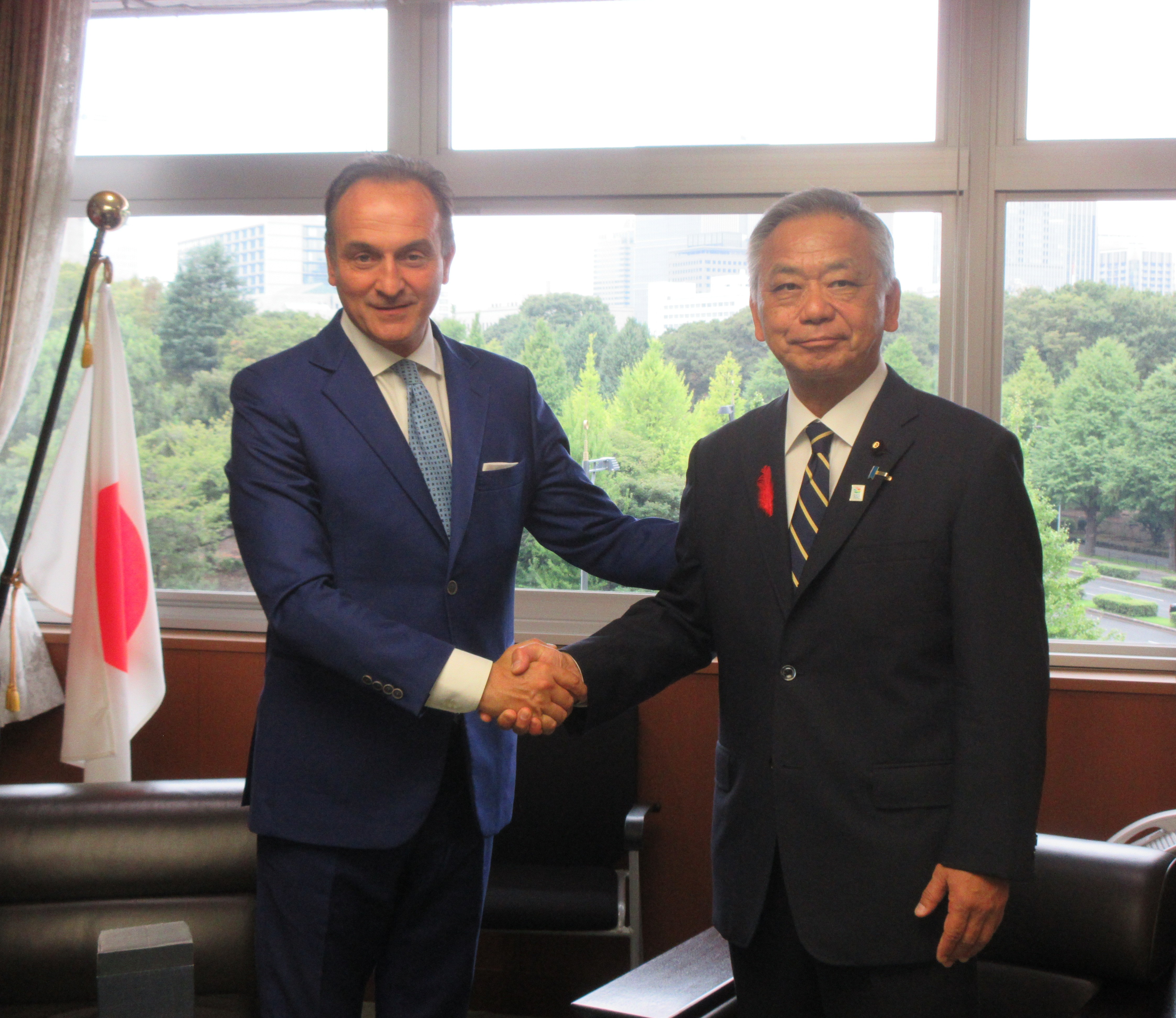 アルベルト・チリオ州知事（左） 、高橋副大臣（右）