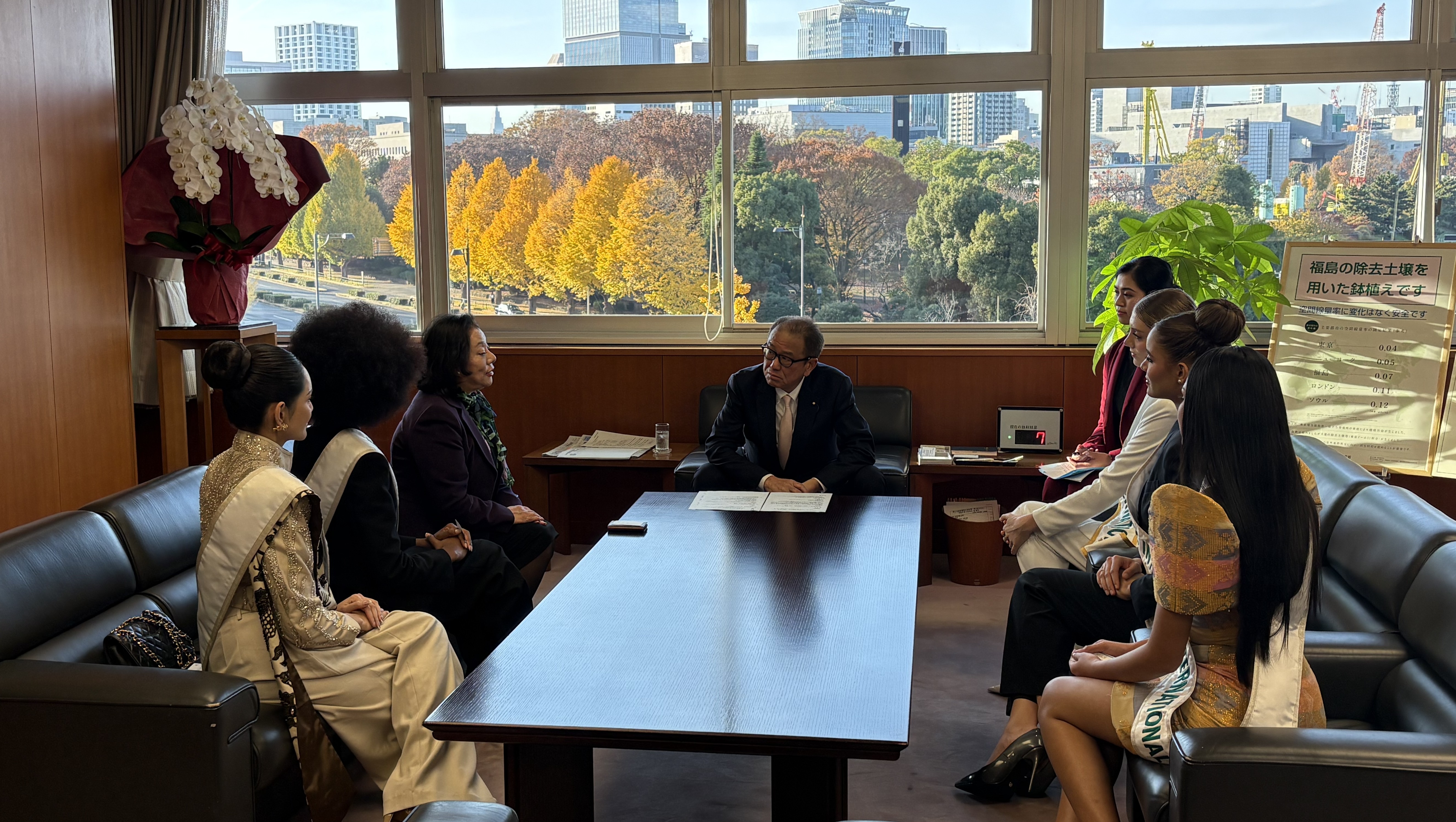 ミス・ビジットジャパン観光特使代表者による表敬訪問を受ける上田政務官