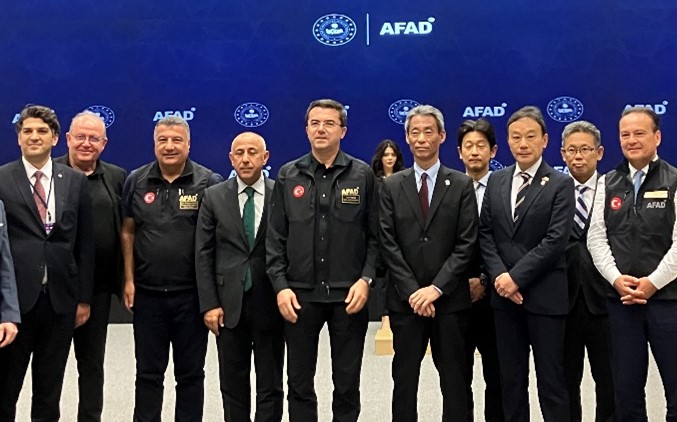 出席者による記念撮影（左から５番目オカイ総裁、６番目天河国土交通審議官）